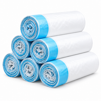 Rouleaux de sacs à litière blancs avec cordon bleu sur fond blanc