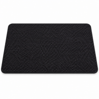 Tapis de litière à double couche noir sur fond blanc