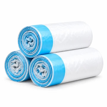 Les trois rouleaux de sacs blancs et bleus inclus, disposés en triangle